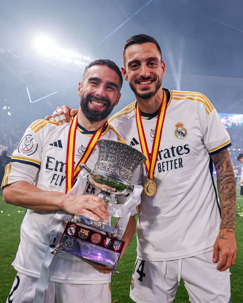 Dani Carvajal y Joselu posan juntos con el título de la Supercopa de España logrado este año por el Real Madrid