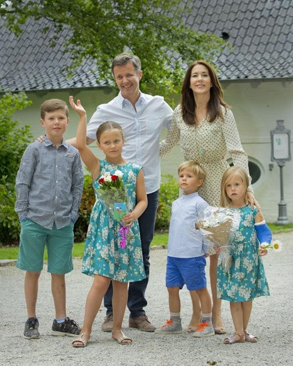 A escasos días de la tradicional sesión de fotos estival de toda la Familia Real danesa, los príncipes Federico y Mary protagonizan con sus cuatro hijos su particular ensayo en la anual parada de jinetes frente al palacio de Gråsten, al sur de Jutlandia
