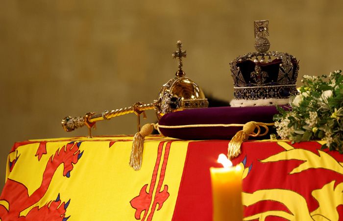 El féretro de la reina Isabel II estaba cubierto por el estandarte real, un orbe, el cetro y la corona imperial del Estado