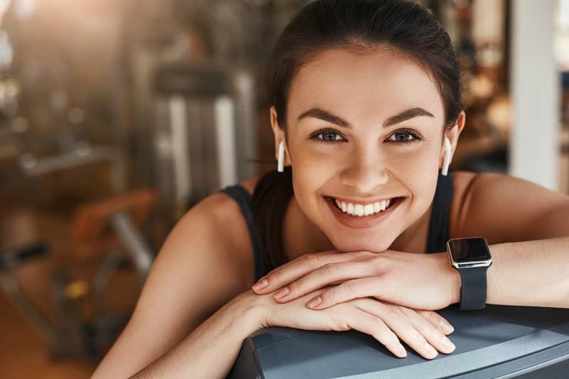 mujer sonriente