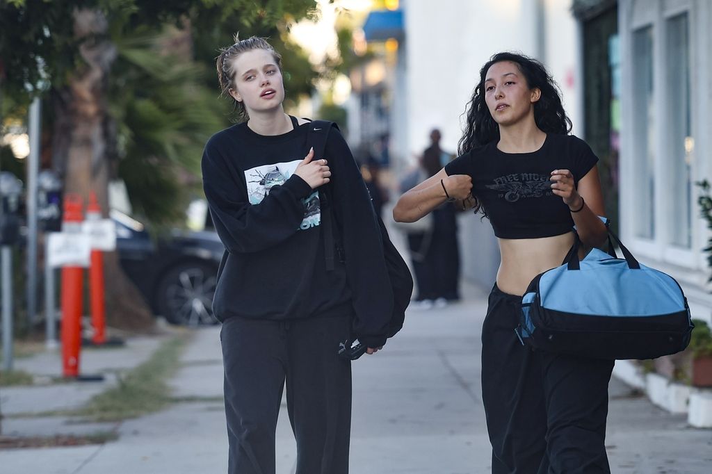 Shiloh Jolie se dirige a una clase de baile con una amiga