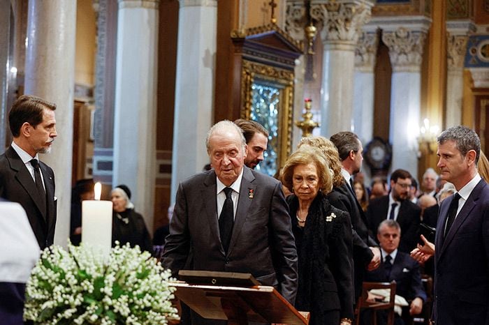 Don Juan Carlos y doña Sofía en el funeral de Constantino de Grecia