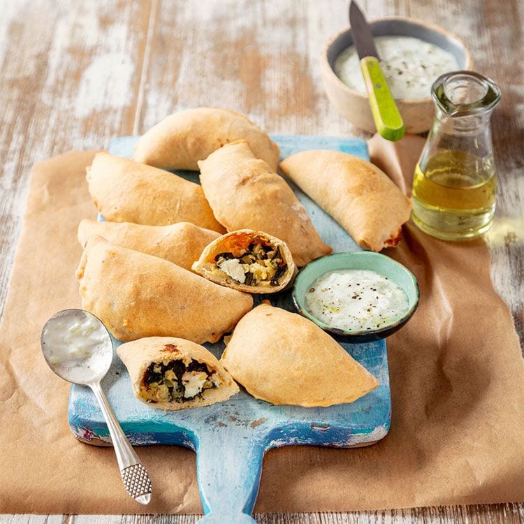 'Mini calzone' rellenas de espinacas y queso feta con mahonesa a la pimienta