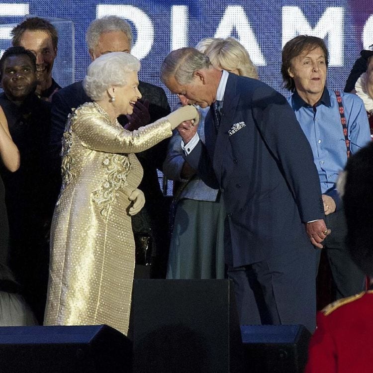 Carlos de Inglaterra besa la mano de su madre