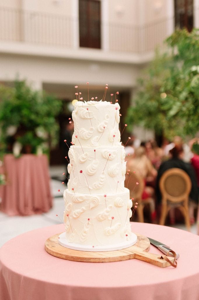 Tarta de boda con toques rosa