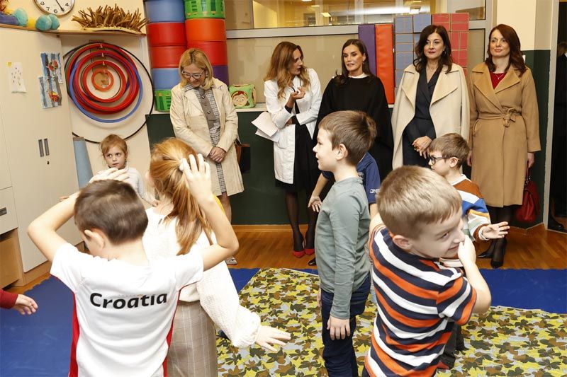 Reina Letizia en un centro de rehabilitación del habla de Croacia