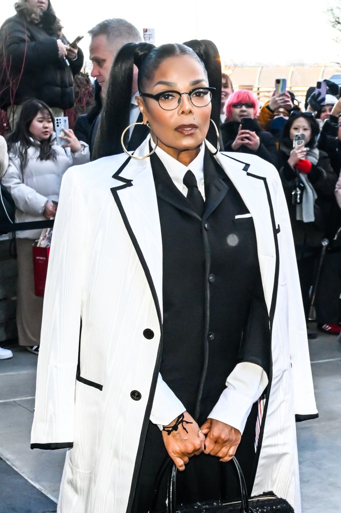 Janet Jackson luce más delgada que nunca tras su transformación física en 2025. Descubre su secreto de pérdida de peso y nuevo look.