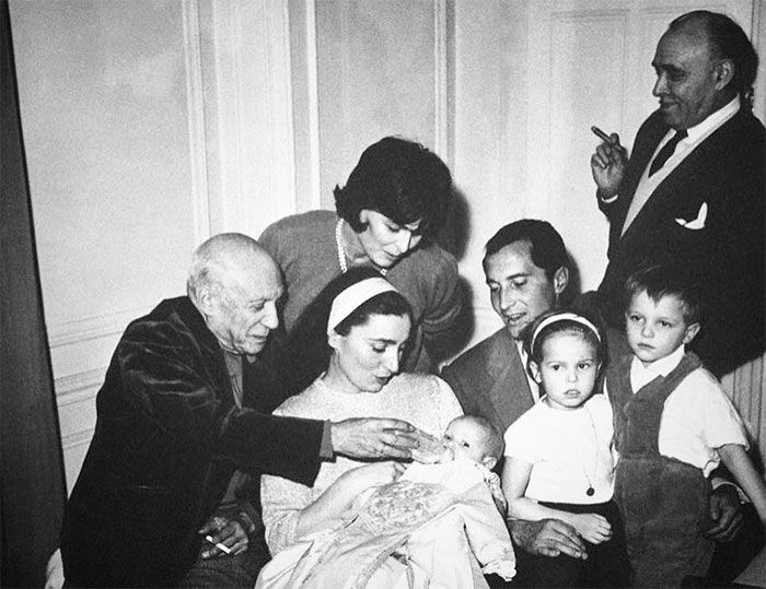 La familia Dominguín-Bosé, con Picasso en el bautizo de Paola en 1961