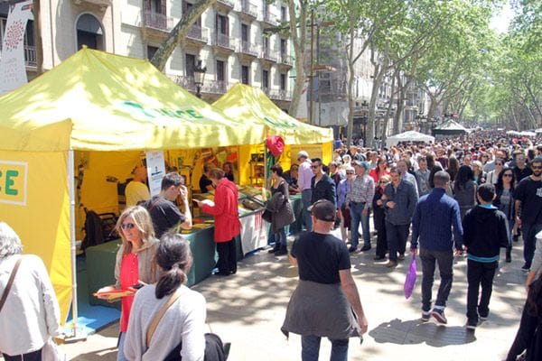 La festividad de Sant Jordi congrega todos los años en Barcelona a un buen número de aficionados a la literatura. La tradición dice que hay que regalar un libro y una rosa
