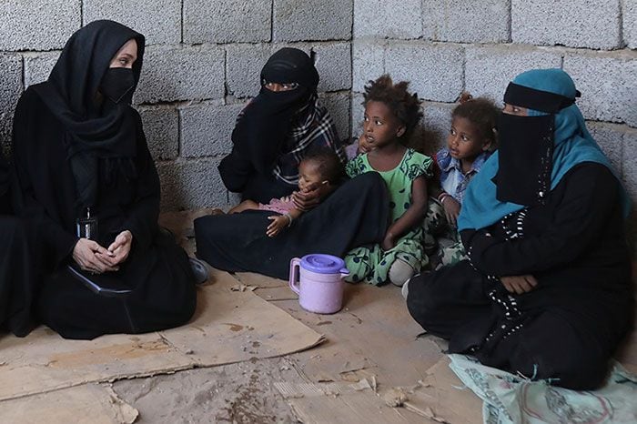 Angelina Jolie visita refugiados de Yemen