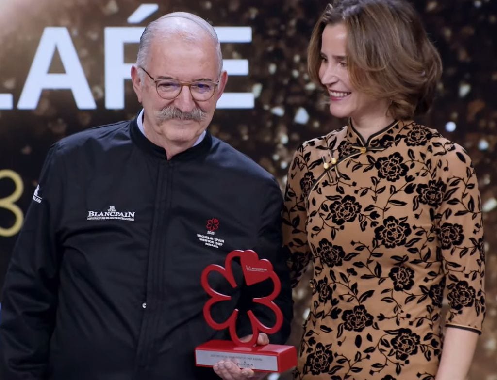 Pedro Subijana recibió el premio 'Mentor Chef Award' de manos de Lara Bartolomé (Grand Manager Blancpain España y Portugal).
