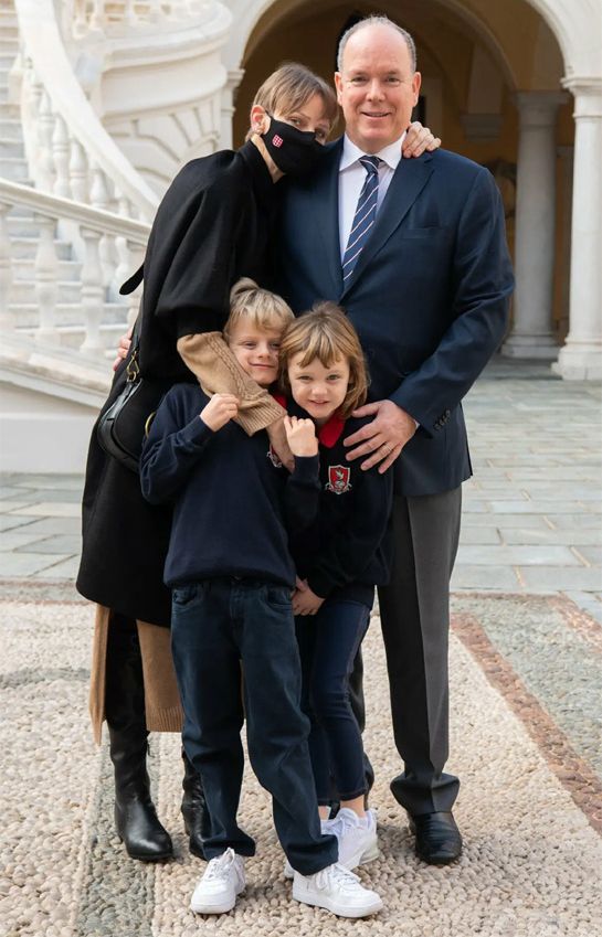 Charlene con su marido y sus hijos