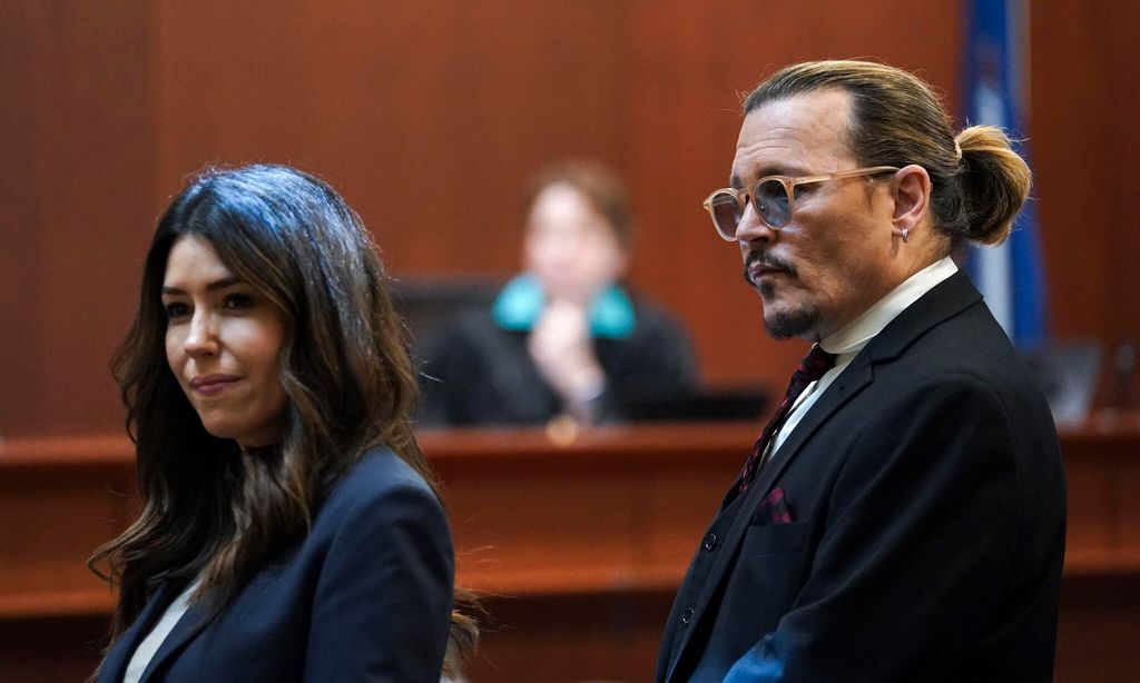 Johnny Depp y su abogada Camille Vasquez en el juicio contra su exmujer, 2022