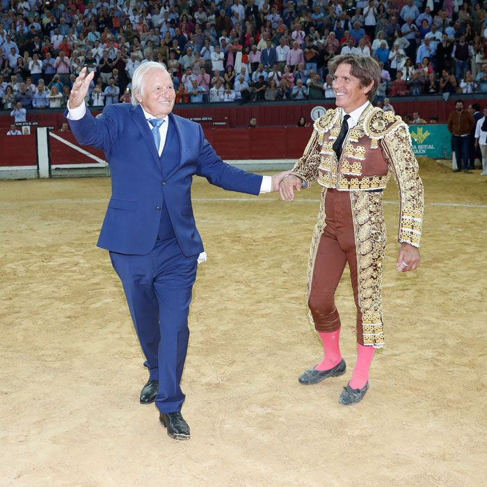 Padre e hijo juntos en la plaza de toros