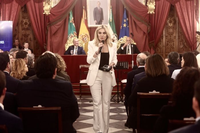 Sandra Golpe recibe la Medalla de la provincia de Cádiz