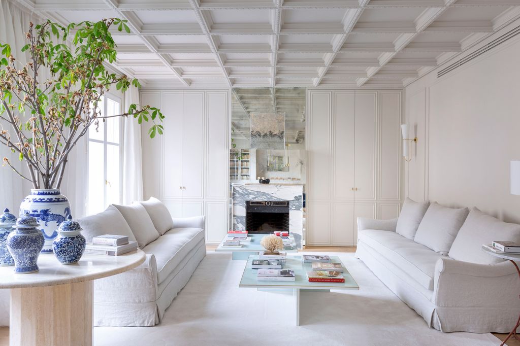 Salón con predominio del color blanco en paredes y mobiliario