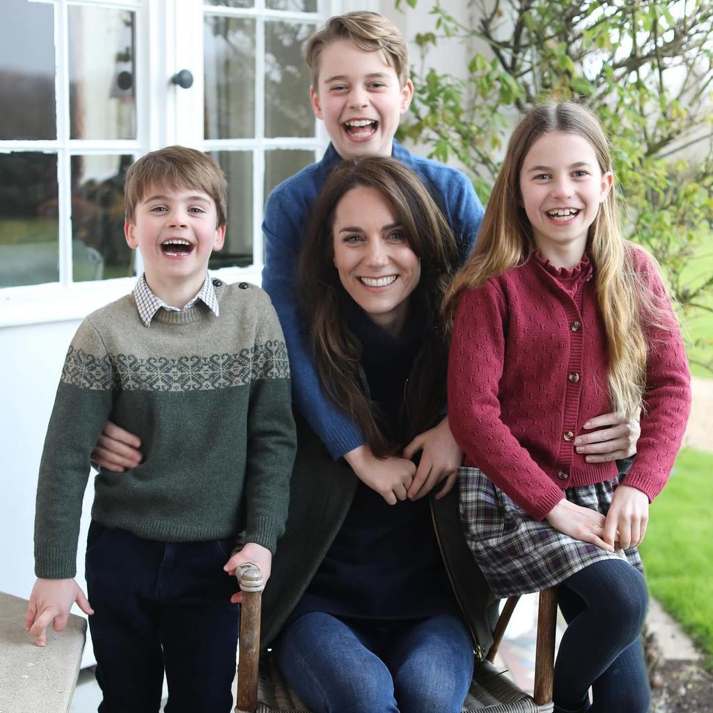 Kate Middleton posa junto a sus tres hijos, los príncipes George, Charlotte y Louis