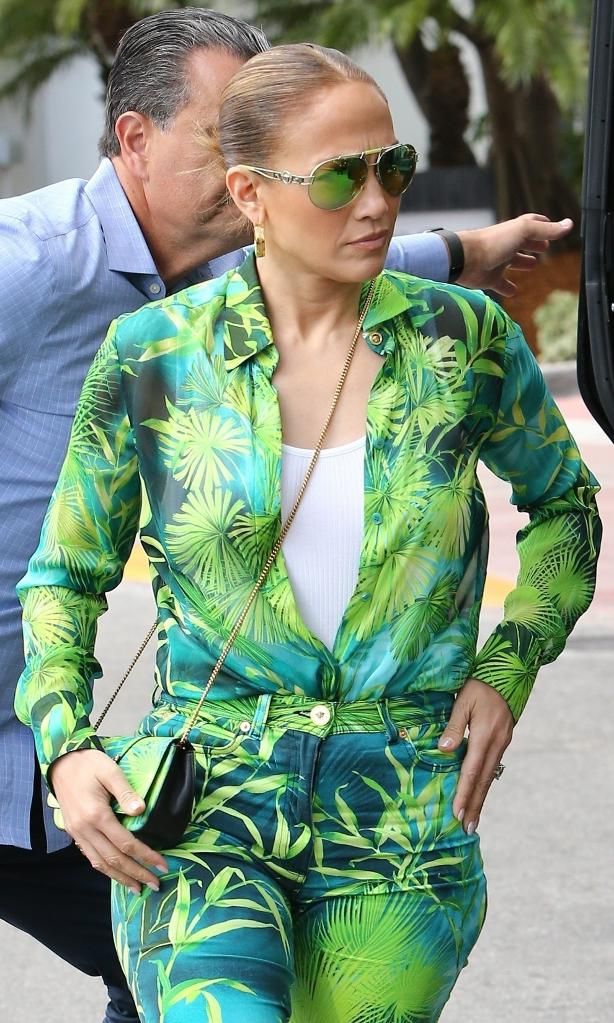 Jennifer Lopez con total look de estampado tropical