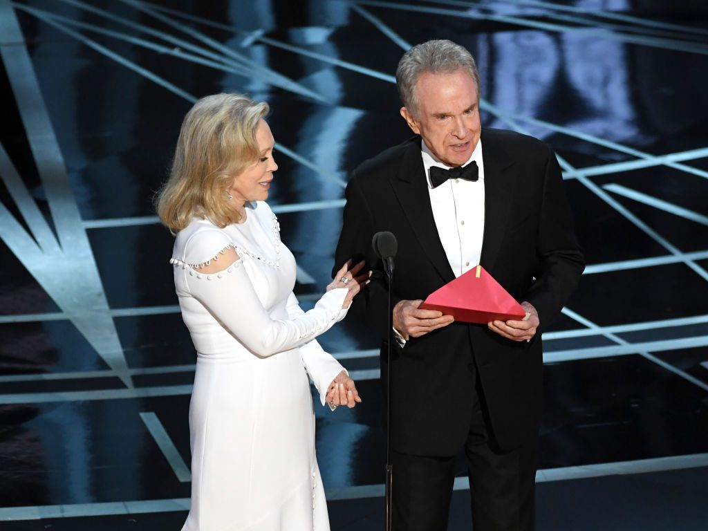 Faye Dunaway y Warren en los Premios Oscar de 1989