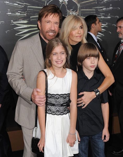 Chuck Norris presumió de mujer e hijos en el estreno