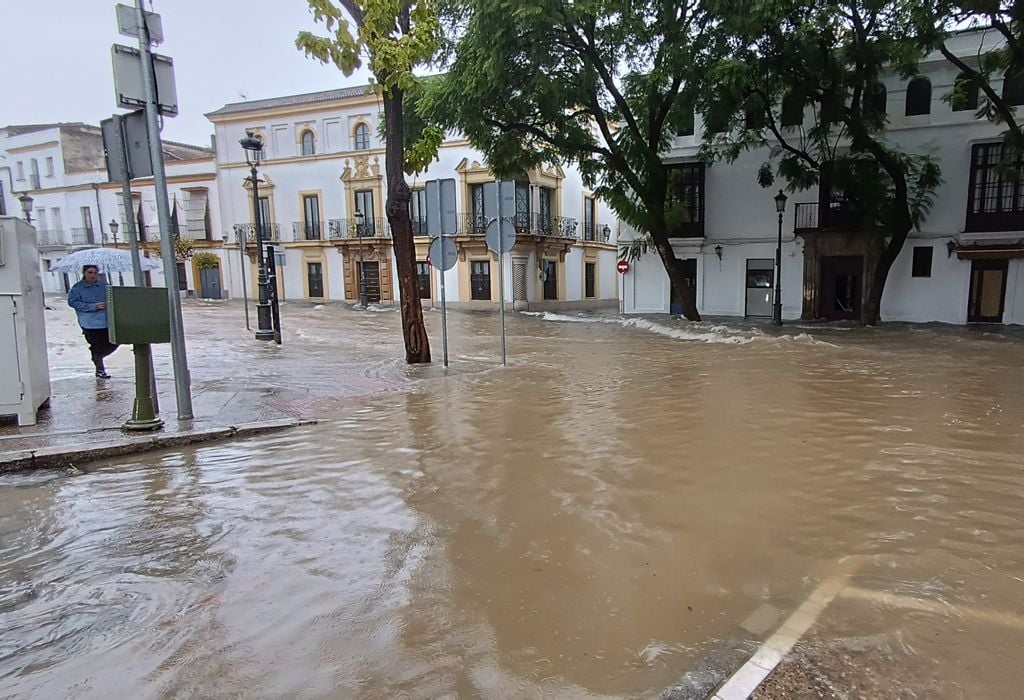 JEREZ, CADIZ ANDALUCIA,, SPAIN - OCTOBER 30: Porvera Street in Jerez with water accumulated by the rains of the Dana that crosses the province. On October 30, 2024, in Jerez, Cadiz (Andalusia, Spain). The Aemet extends the orange warning for the entire province of Cadiz until midnight. The intensity of the rains has caused incidents in some areas of the province of Cadiz, as in the provincial road CA-3113 between Puerto Real and the rural neighborhood of La Ina, in Jerez de la Frontera, where the historic center of the city is also being affected with pools of water in some of its streets. (Photo By Europa Press via Getty Images)