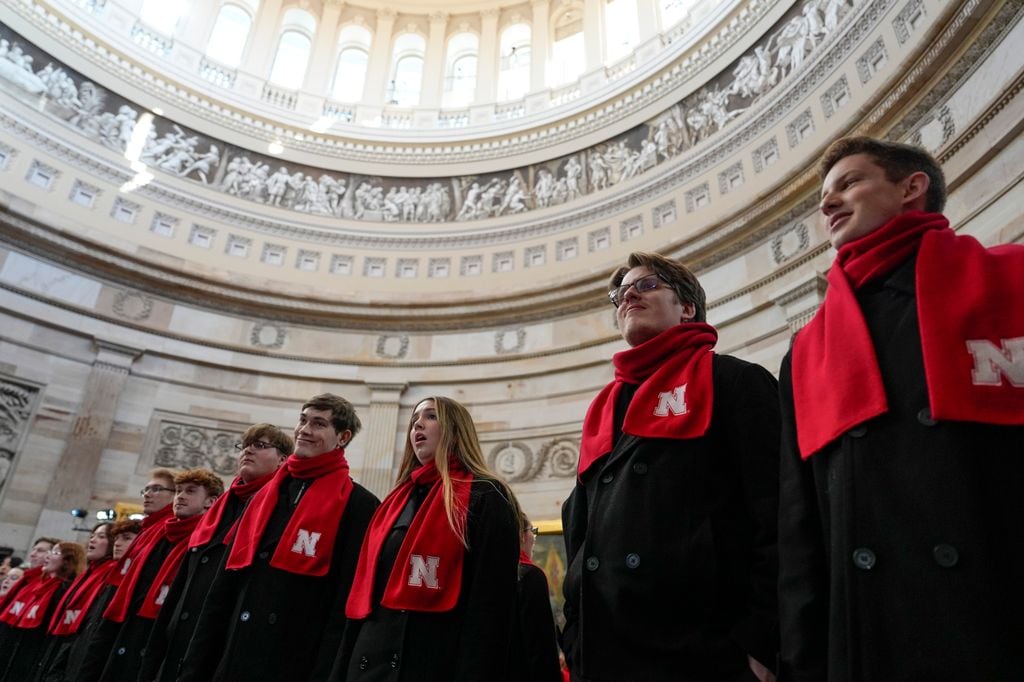 El coro de la Universidad de Nebraska en la Rotonda del Capitolio.