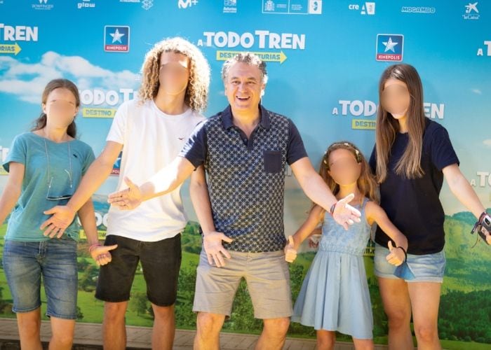 Roberto Brasero con sus cuatro hijos 