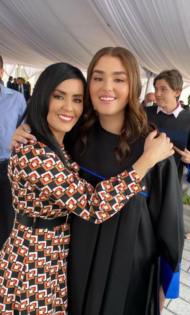 Emily Álvarez, hija de \'El Canelo\', con su mamá, Karen Beltrán