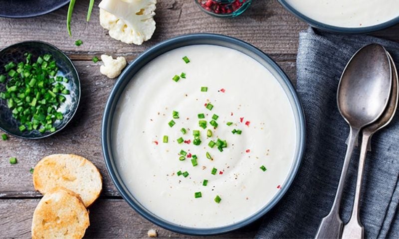 Crema de coliflor y patata con queso de cabra
