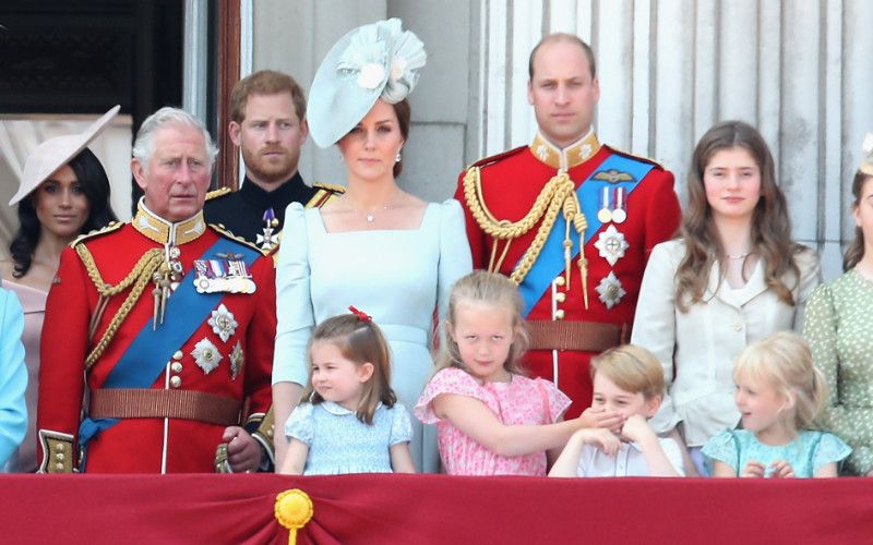 El rey Carlos con los príncipes de Gales y los duques de Sussex