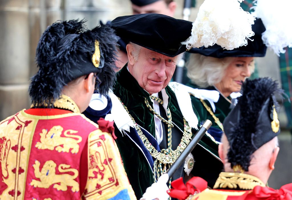 El rey Carlos III y la reina Camilla tras el servicio religioso en la 
 Catedral de St. Giles, Edimburgo, para la ceremonia que hace oficial el ingreso de la reina Camilla en la Orden del Cardo