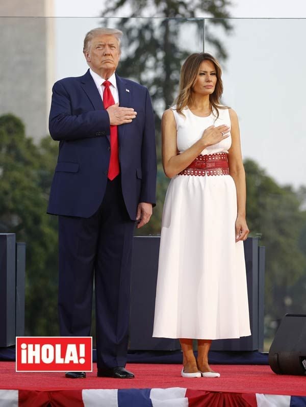 Melania Trump con vestido blanco midi