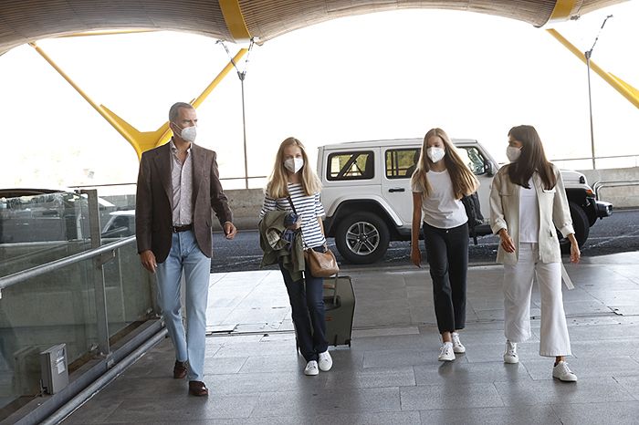 Los Reyes y sus hijas en el aeropuerto