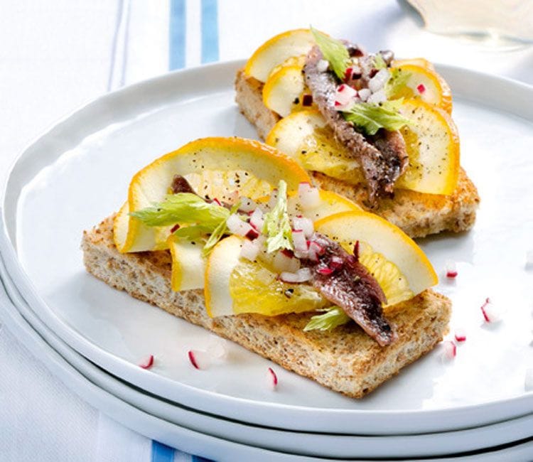 Tostas de anchoas con naranja