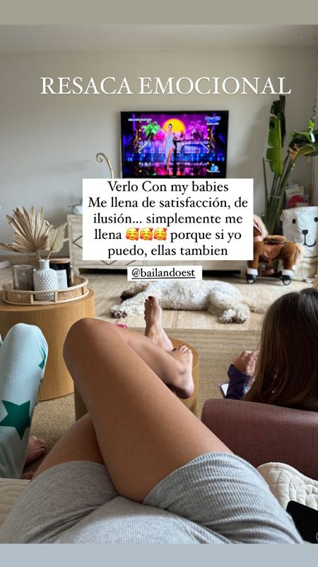 Elena Tablada viendo 'Bailando con las estrellas' junto a sus dos hijas