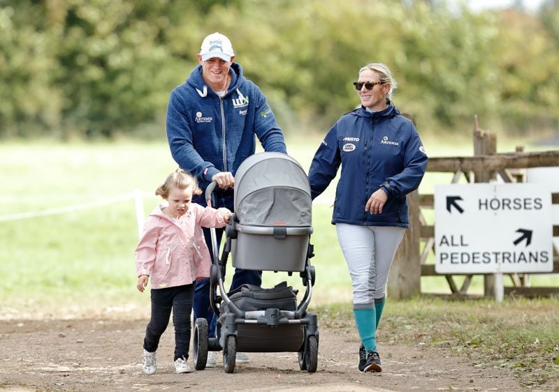 Zara y Mike Tindall con sus hijas