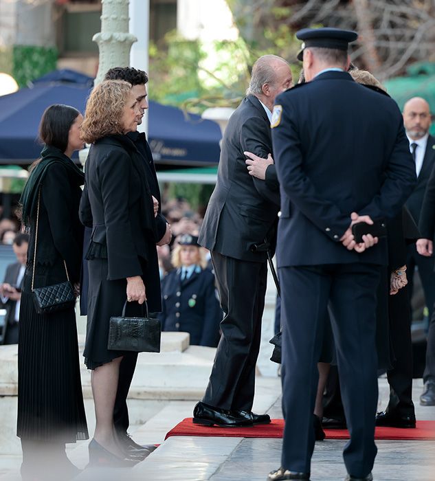 El rey Juan Carlos, arropado por su familia en el funeral de su cuñado