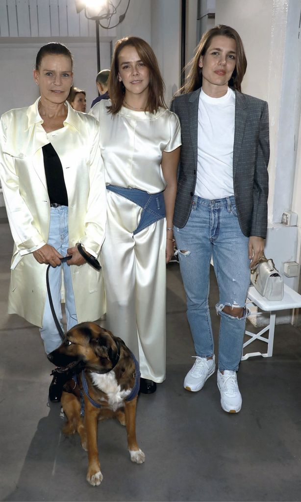 Pauline Ducruet, junto a su madre, Estefanía de Mónaco, y su prima Carlota Casiraghi, en la presentación de su primera colección en la Semana de la Moda de París.