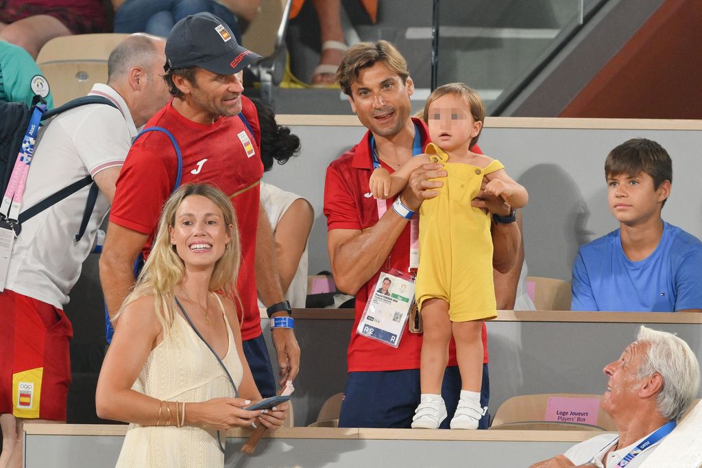 Carlos Moyá y David Ferrer con el hijo de Rafa Nadal el 31 de julio de 2024 en los Juegos Olímpicos de París