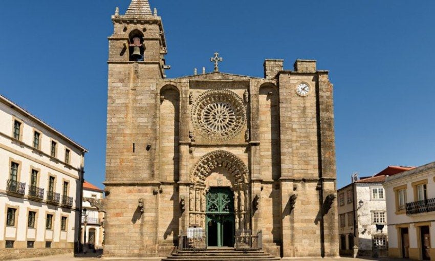 Fachada de la iglesia de San Martiño, una de las joyas de la localidad, con su torre inacabada.