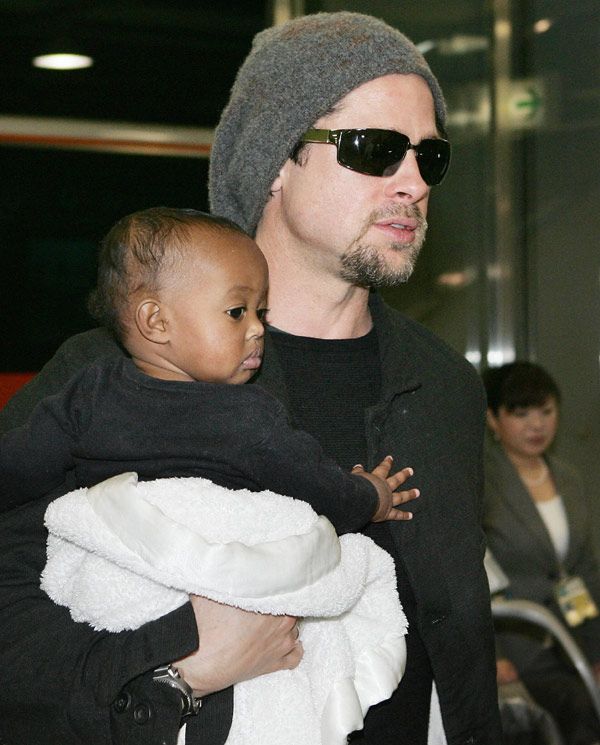 En verano 2005, año en el que aparecieron las primeras fotografías de la pareja, Brad acompañó a Angelina a Etiopía para adoptar a Zahara Marley 