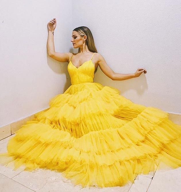 Edurne con vestido amarillo