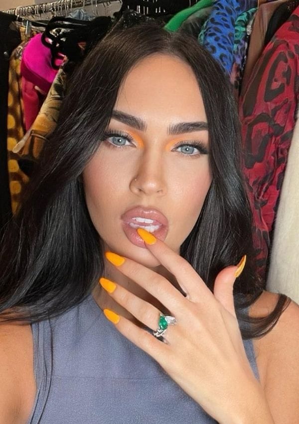 megan fox manicura naranja