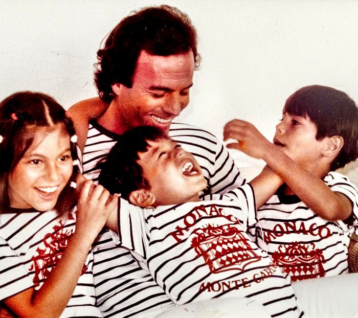 Julio Iglesias con sus hijos cuando estos eran pequeños