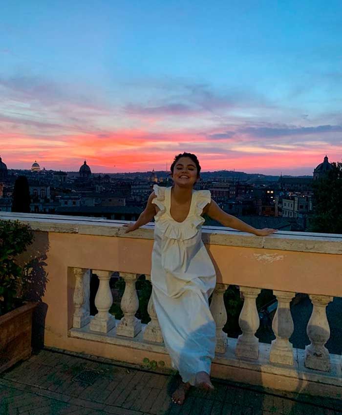 Selena Gomez posando en un balcón en Roma