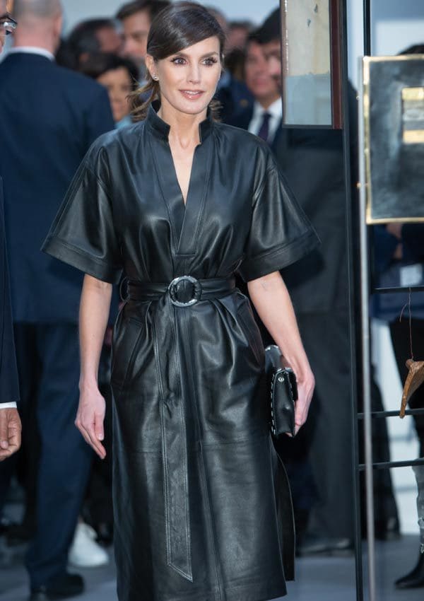 Reina Letizia con vestido de cuero