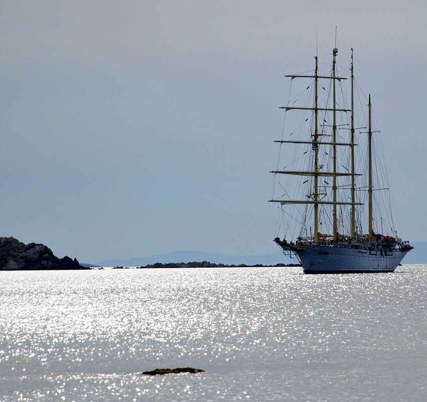 Velero navegando por el Egeo, Grecia