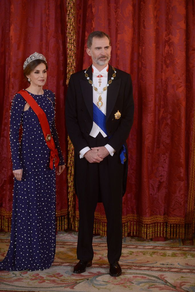 Reina Letizia con vestido de invitada largo azul con perlas