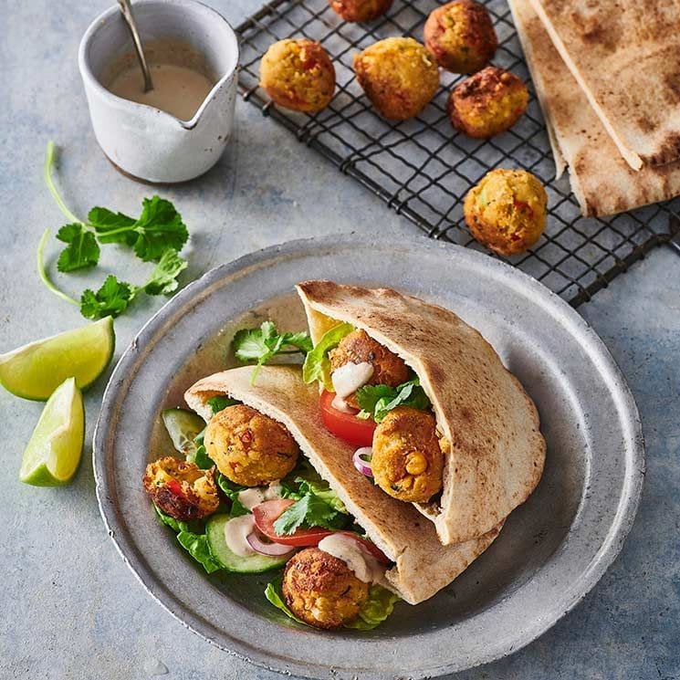 pita rellena de falafel ensalada y salsa tahini