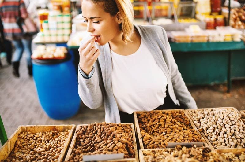 mujer comiendo frutos secos